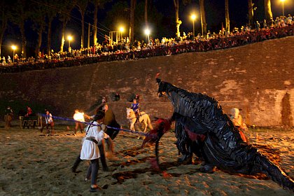 Turnir medieval şi spectacole cu flăcări în şanţul de apărare al Cetăţii Suceava